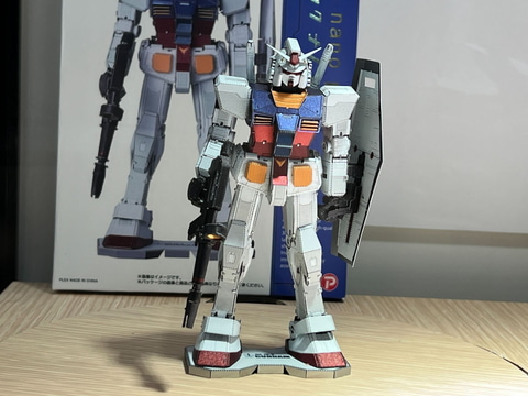 テンヨーの「メタリックナノパズル」シリーズに「ガンダム」や