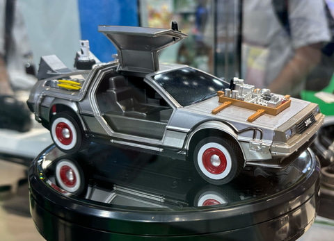 BTTF」デロリアンのラジコン2点展示！ ハピネットRC新作展示中