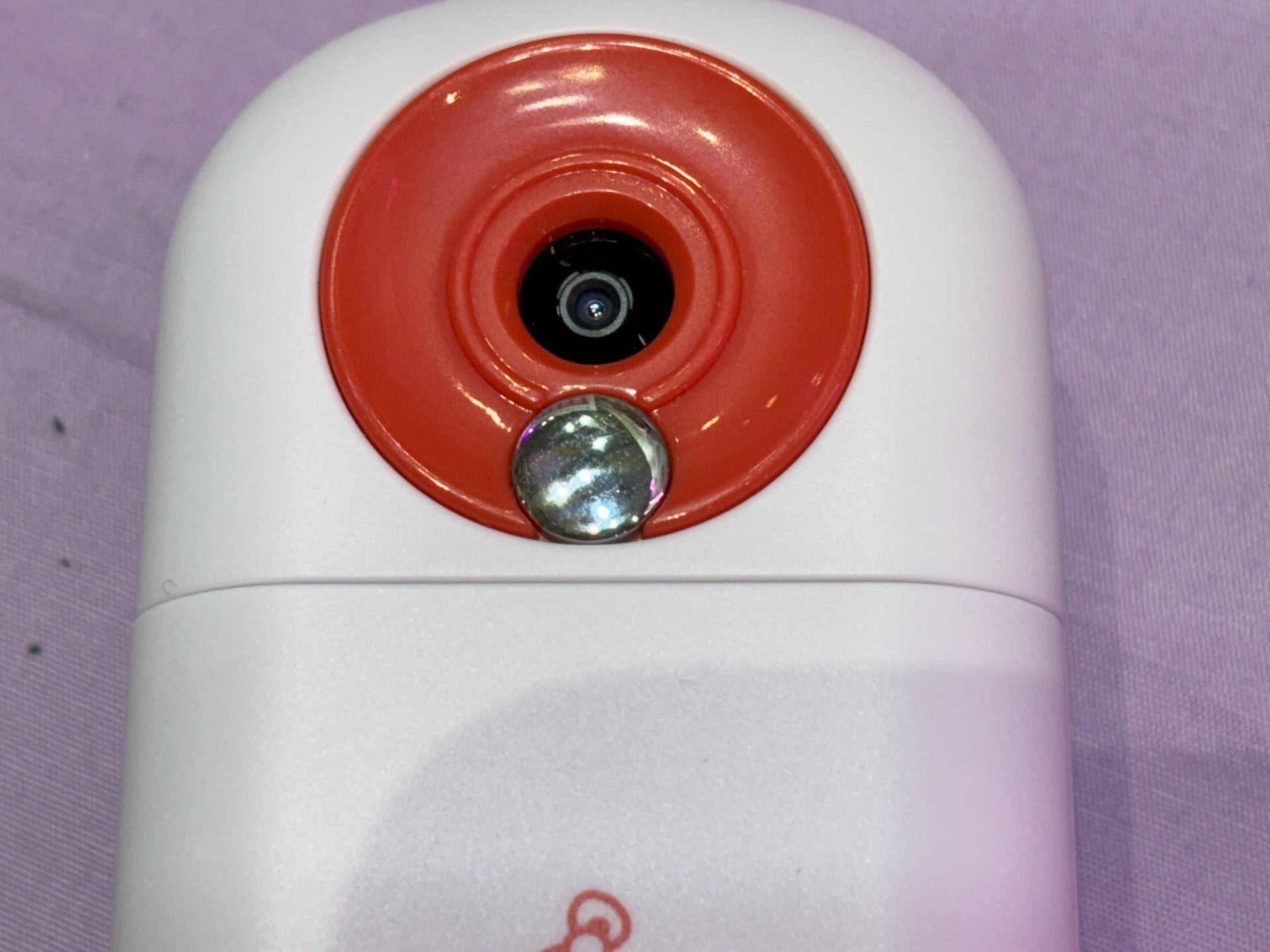 レンズ部のアップ。銀色のところが鏡になっている