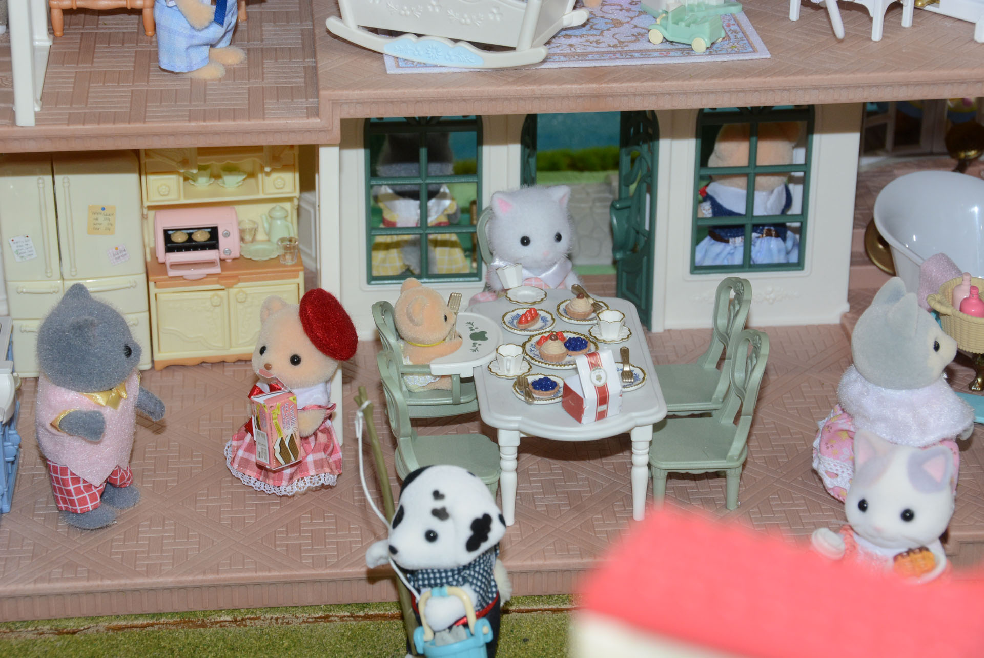 料理が豪華だったり、よそ行きの服を着ていたり、物語を想像してしまう