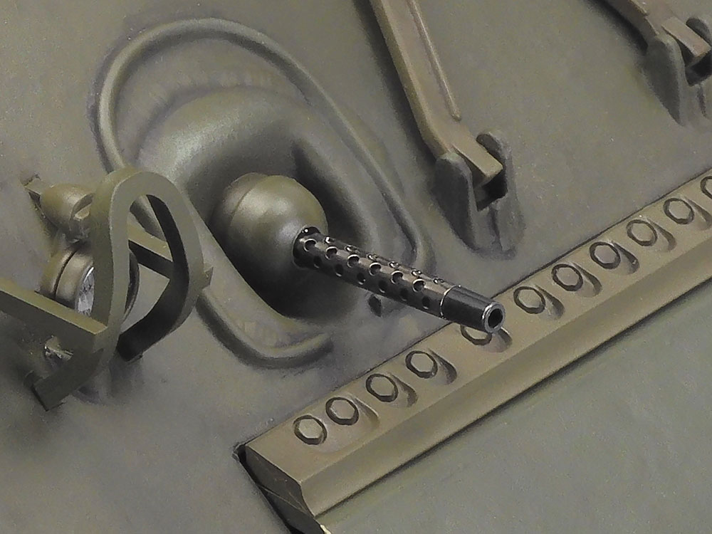 金属製の銃身と銃身カバーを別パーツ構成として精密感を高めた車体前方機銃