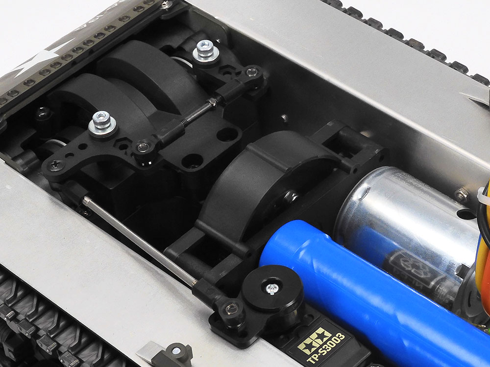 車体のほぼ中央、センターに走行用バッテリー、右サイドにモーター、左サイドにステアリングサーボを搭載