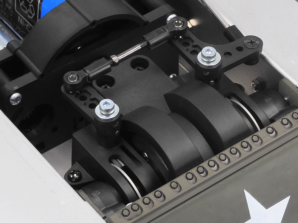 プラネタリータイプのデフギヤを内蔵した、実車の構造に近い制御差動式操向装置を搭載