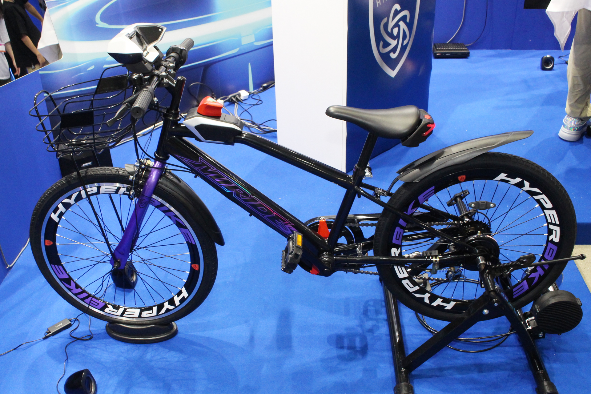 こちらはタイヤサイズ22インチのモデル。各種メカが搭載されるほか、カゴも装備