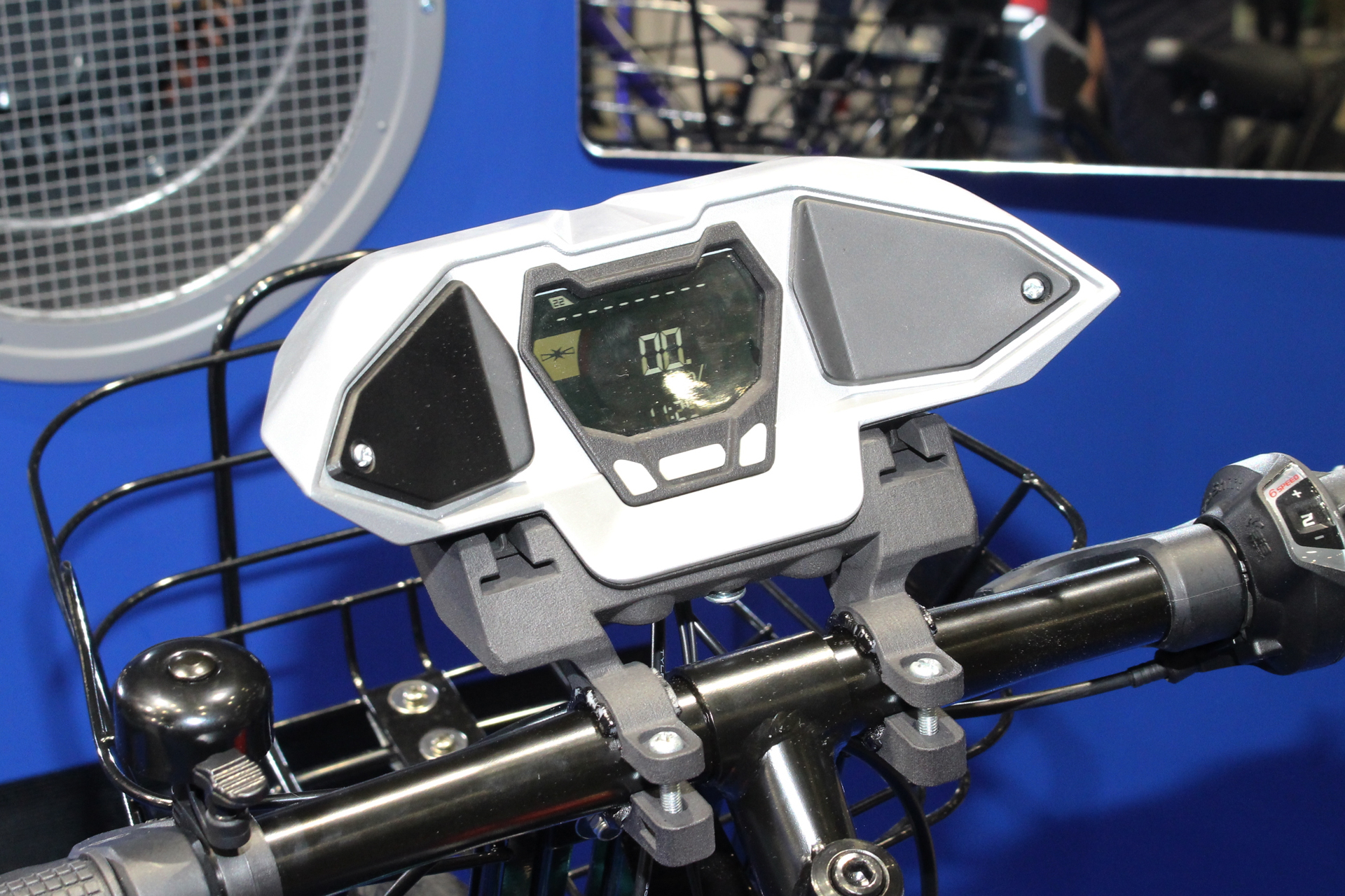 デジタルのメーターを装備したライトニングコア。この自転車の頭脳となる部分だ