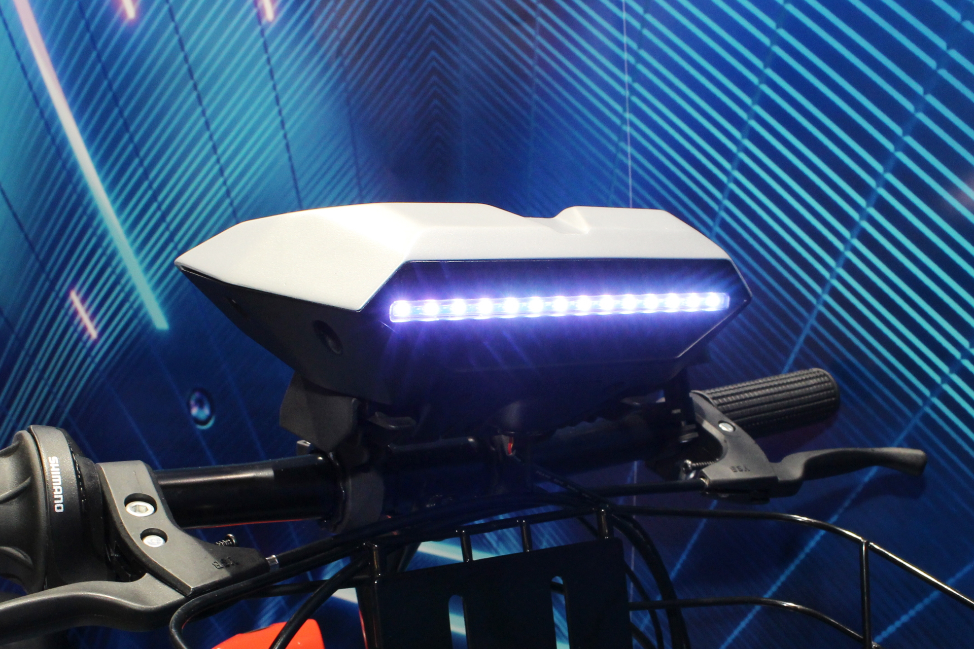 前方には一直線に並んだLEDライトが。点灯のパターンは3種類あり、切り替え時にはサウンドが鳴る