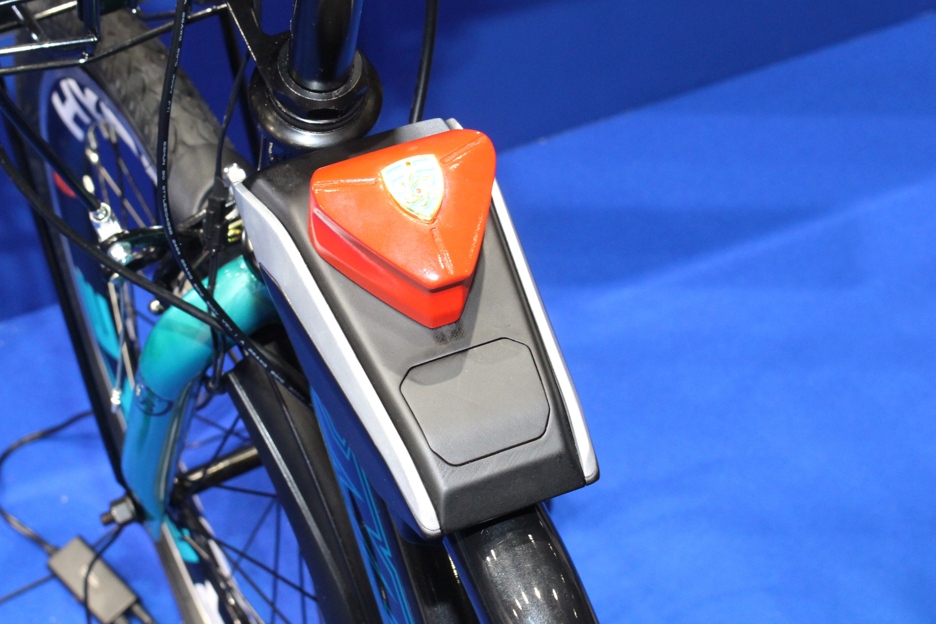 手前にスライドさせて作動させるフラッシュトリガー。シフトレバーは別途ハンドルのグリップに装備されている