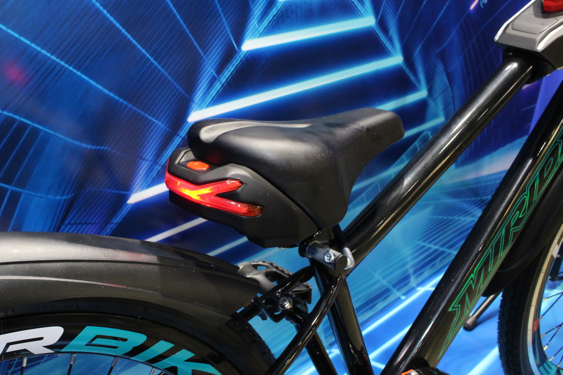 独立して作動するテールランプのバーストテイル。点灯パターンは4種類