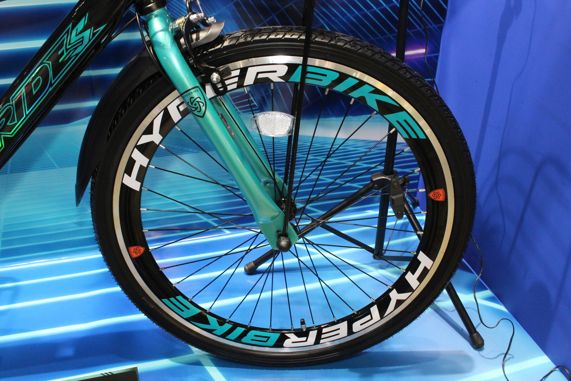 ロゴとマークが入ったサイクロンホイール。アドバンスモデルにはこれらが標準装備される