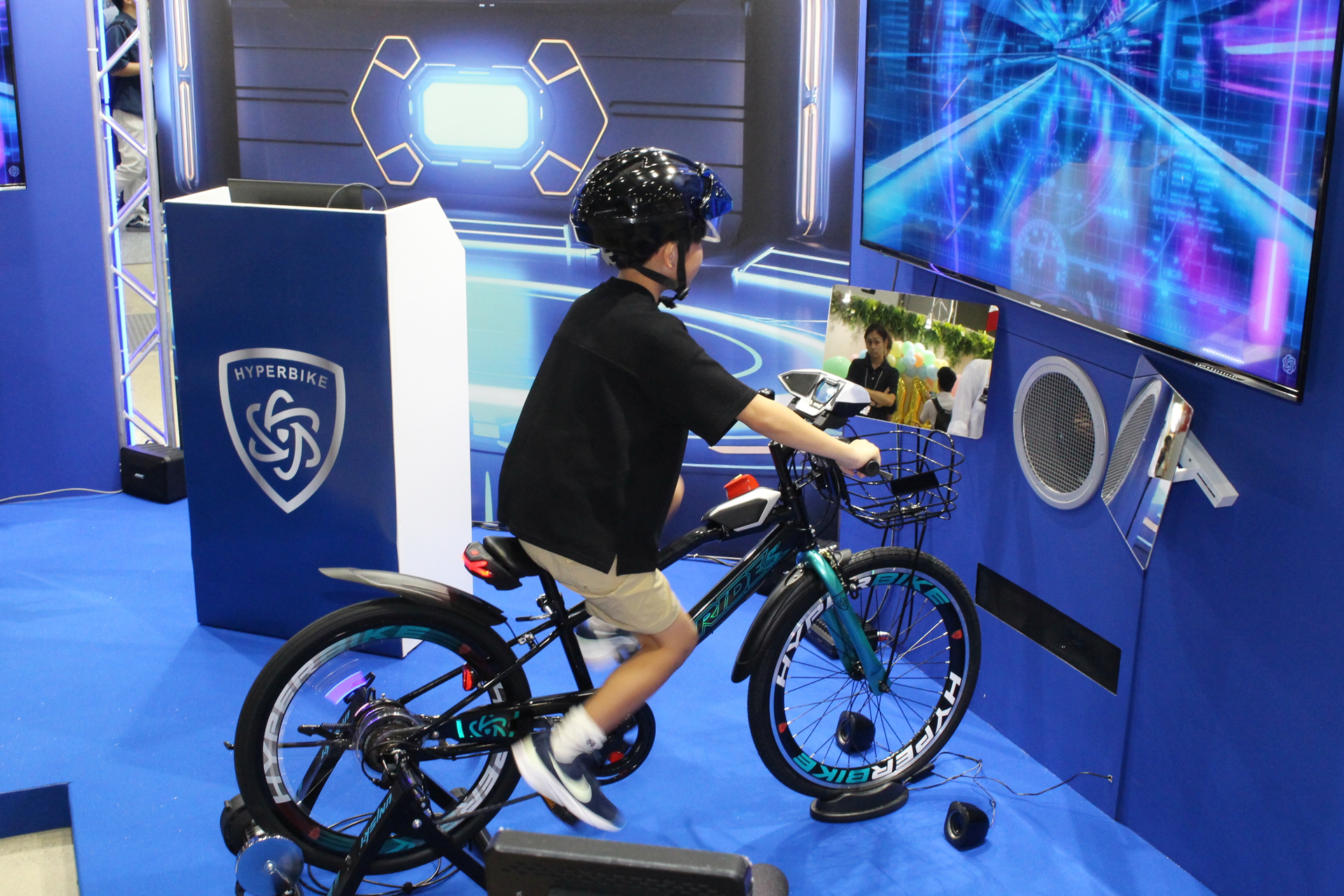 おもちゃショーのパブリックデーには、小学生向けにローラー台と演出用のモニターを使った試乗イベントも予定されている（予約者優先）