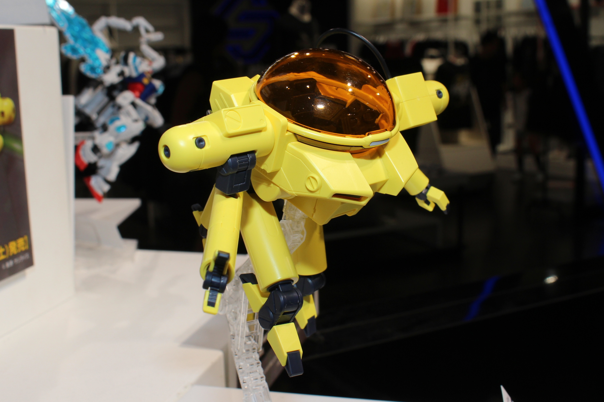 写真は閉じた状態となるが、キャノピーは開閉が可能だ