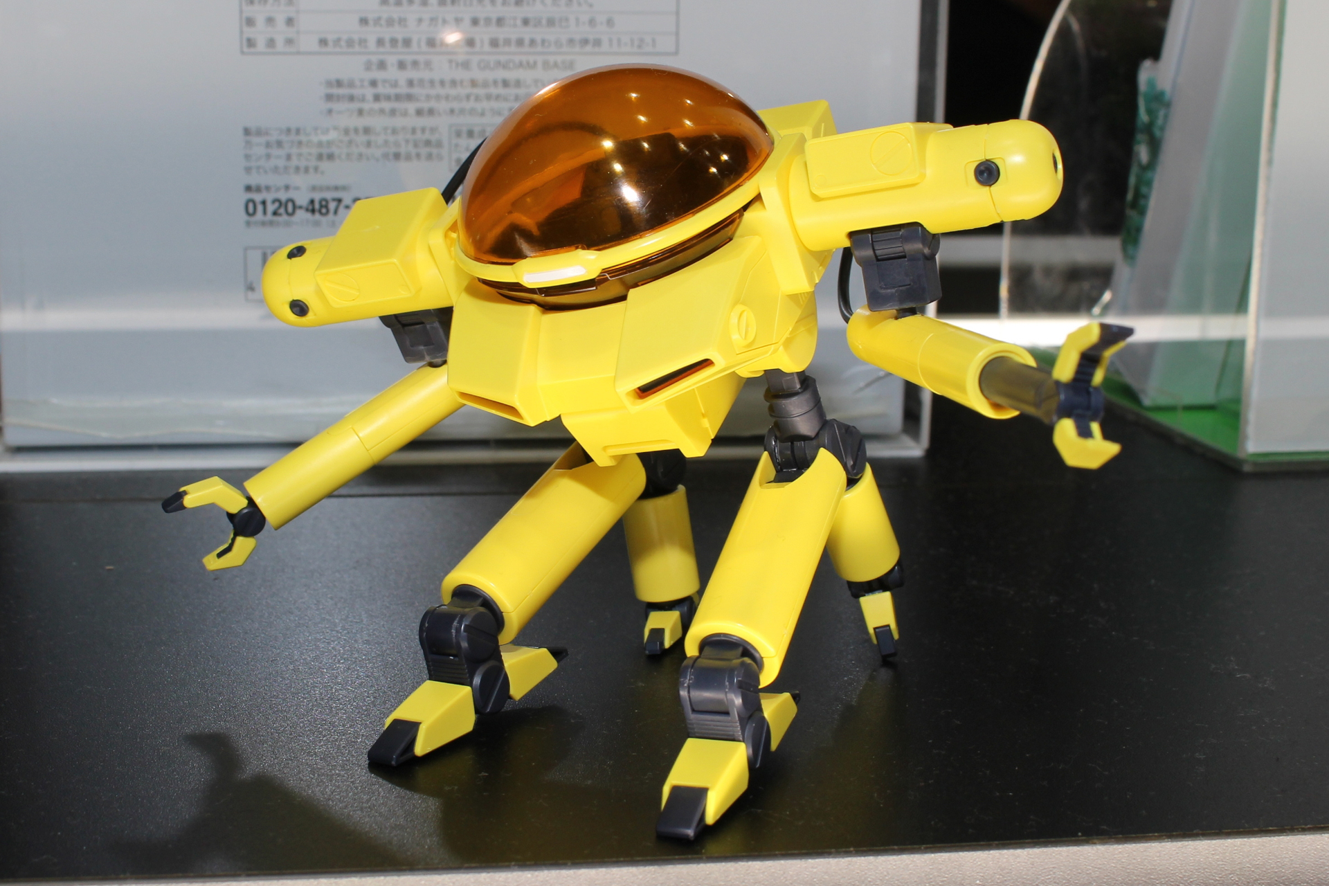 脚はパーツの差し替えで設置した状態にもできる