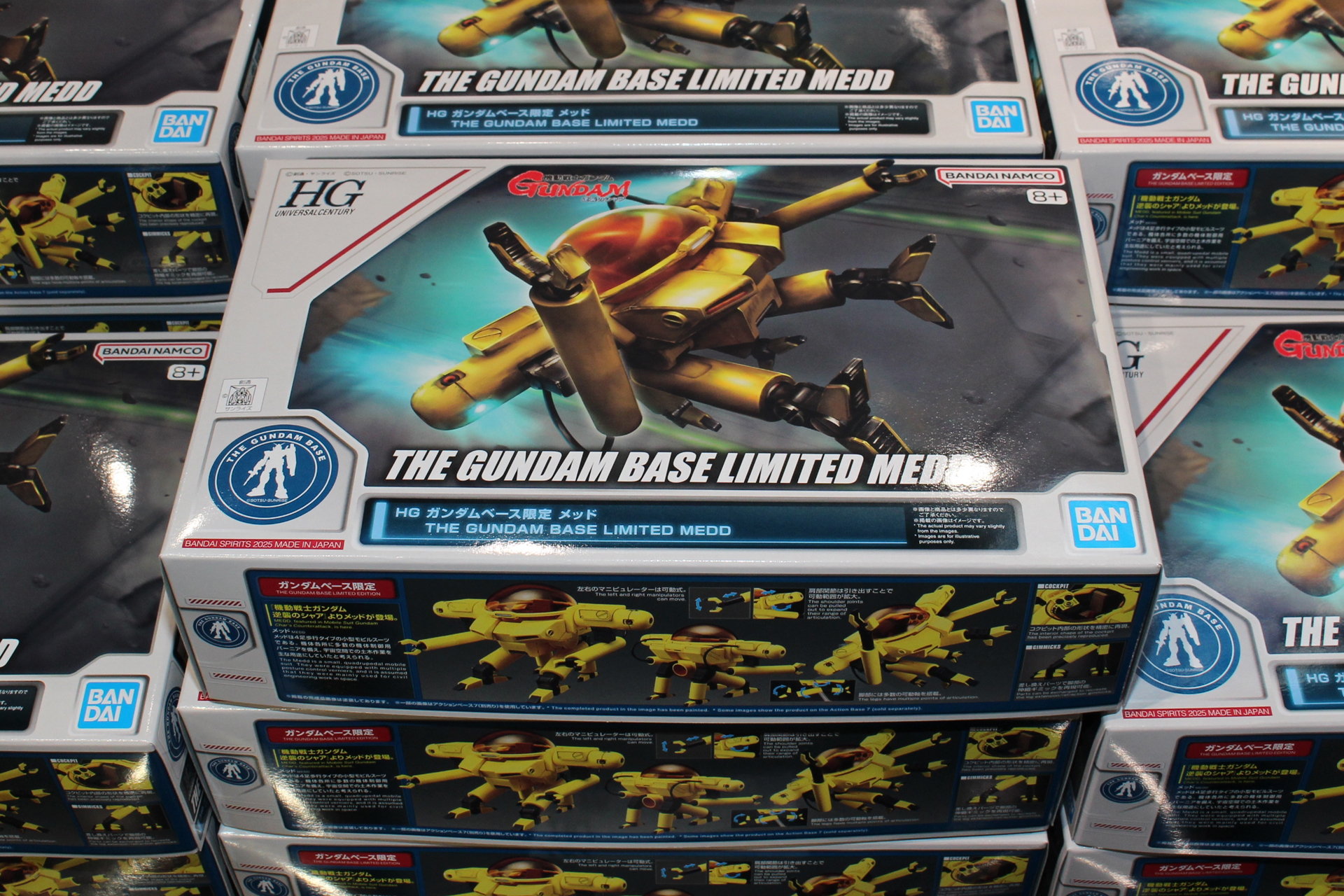 パッケージのイラストは描き下ろしのもの。登場作品「逆襲のシャア」のロゴが入る