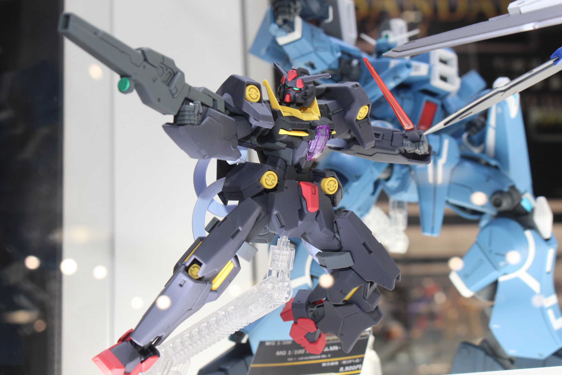 ガンダムプルトーネとほぼ同じ形状でカラーリングが異なっている