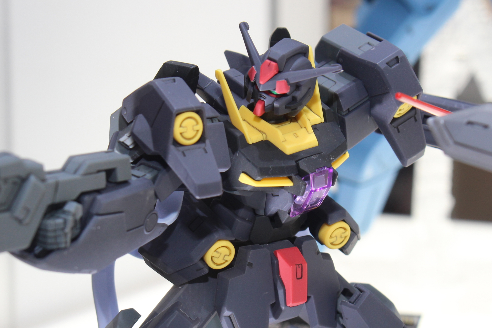 黒を主体としたダークなカラーリングが渋い