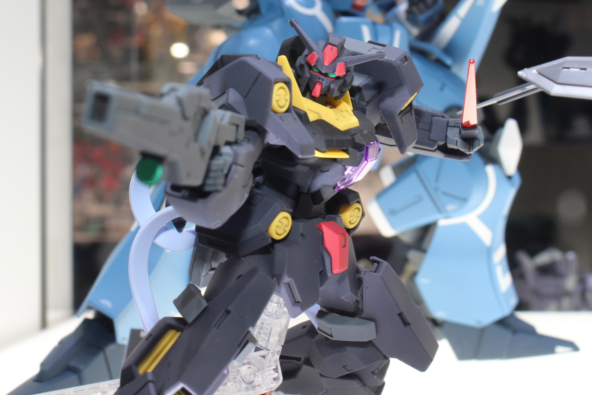 写真にある武装はGNビームライフルとGNビームサーベル