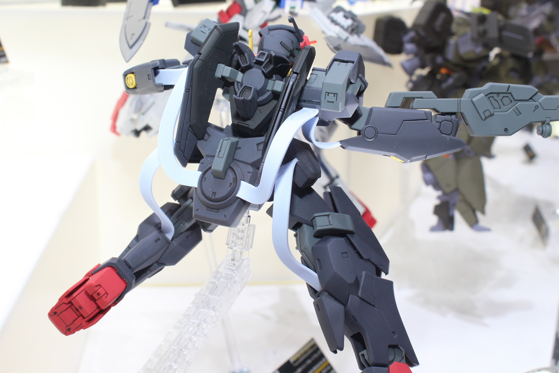 背面に見えるGN粒子供給コードは軟質素材で成形