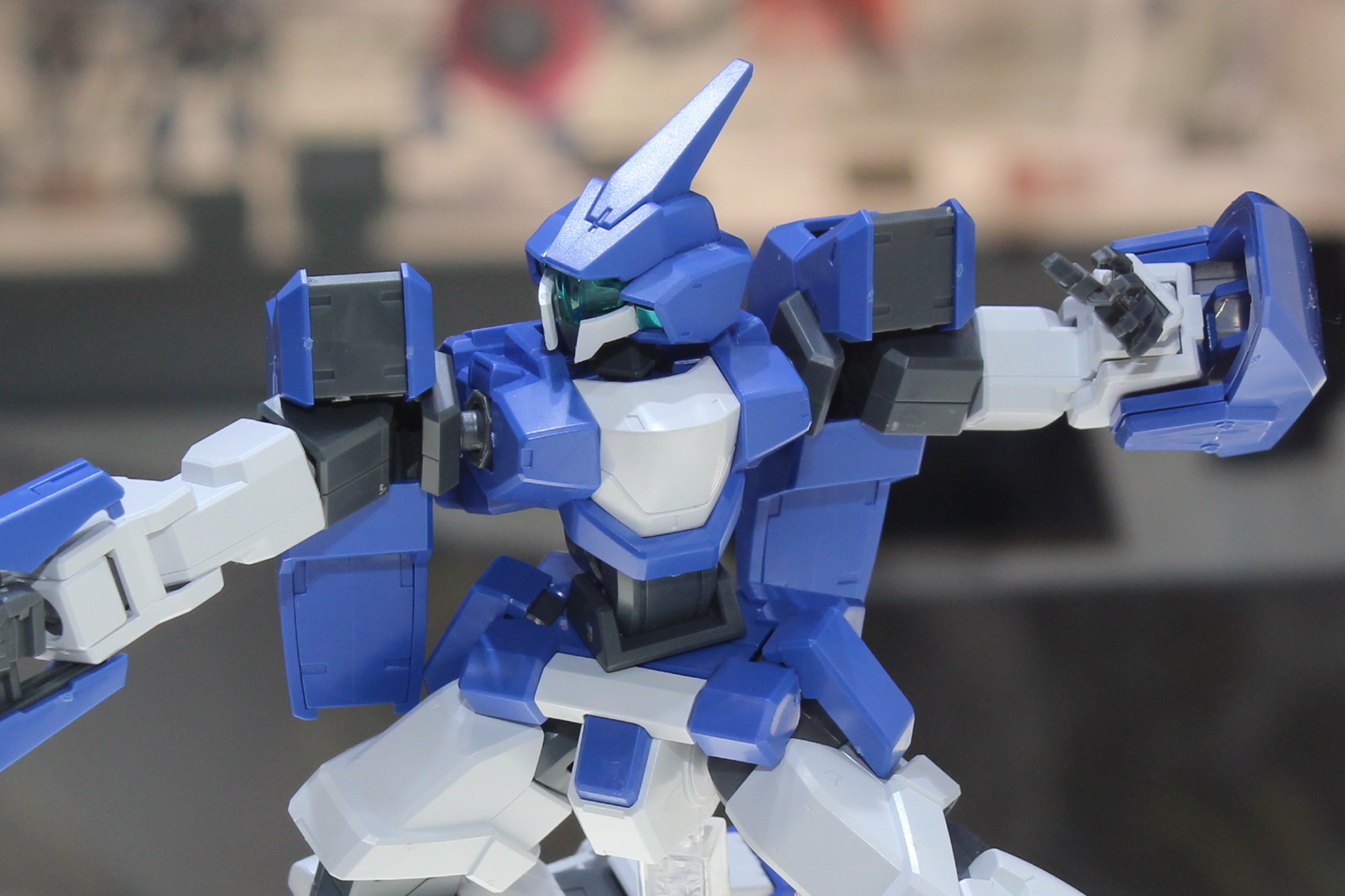 ジェノアスIIの改修機。ブルーとホワイトのカラーが精悍だ