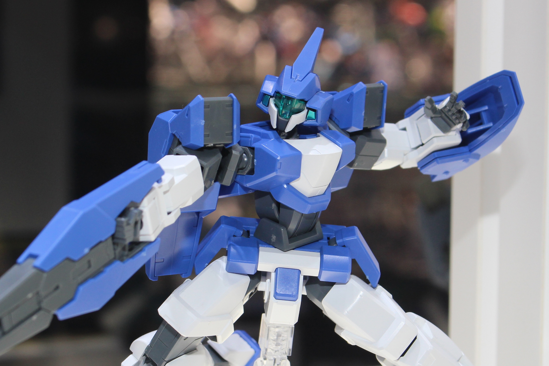 頭部や胴体は新規パーツで造形されている