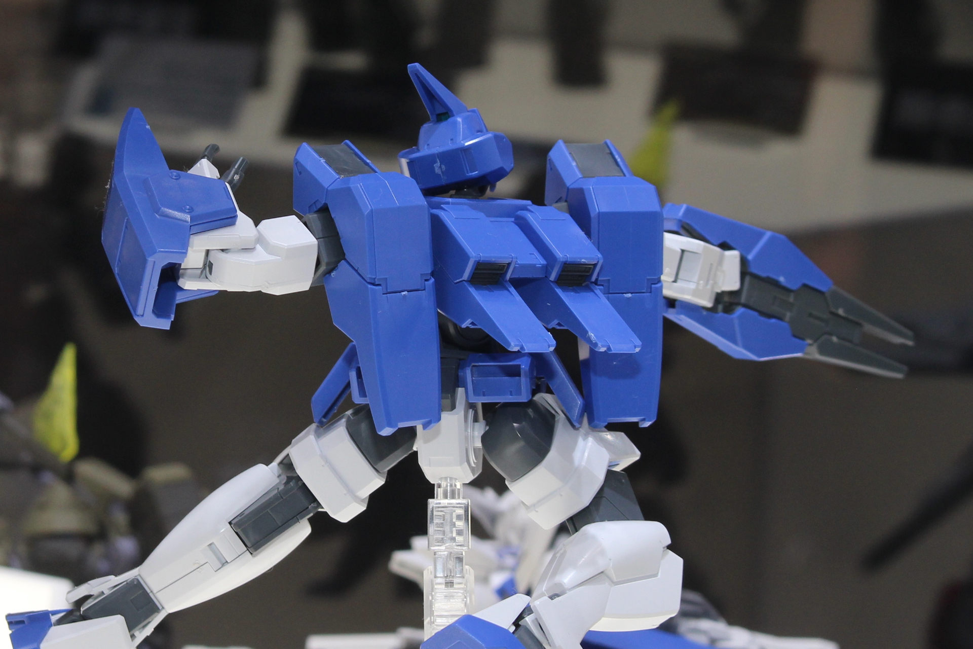 バックパックや肩の形状はかなり特徴的だ