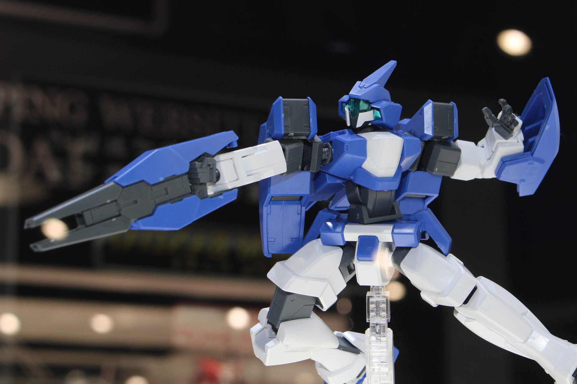 右手に装備しているのがドッズライフル。左の平手も新規造形