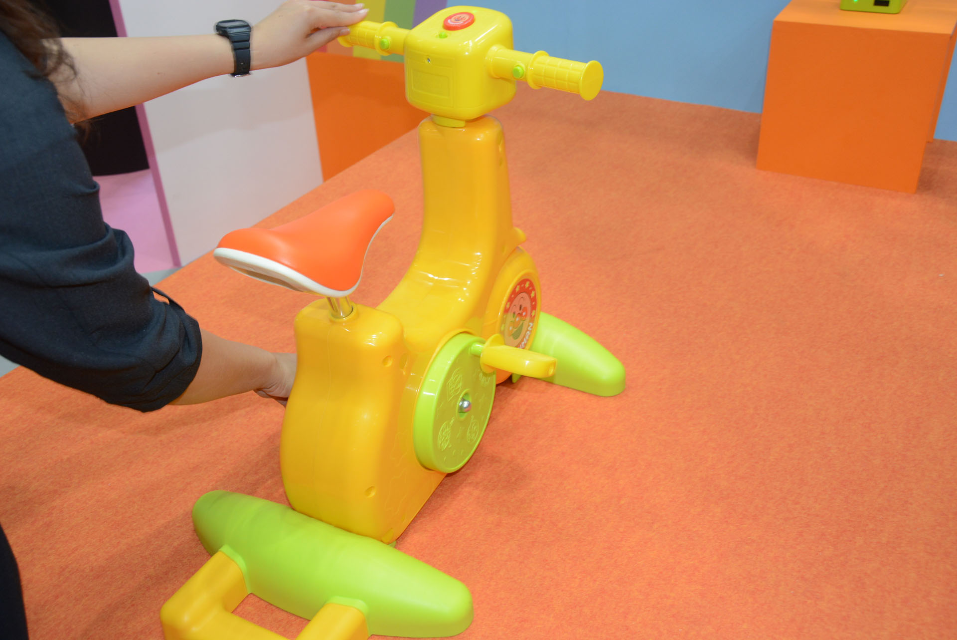 セガ フェイブとして乗用玩具は初めてのチャレンジとなるという。テレビに繋がなくても遊べる機能が盛り込まれていたり、玩具としてのプレイバリューもしっかり考えられている