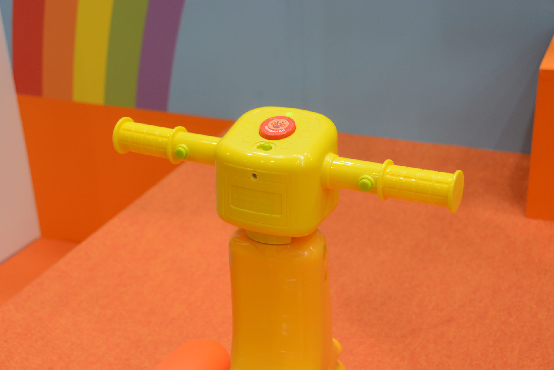 セガ フェイブとして乗用玩具は初めてのチャレンジとなるという。テレビに繋がなくても遊べる機能が盛り込まれていたり、玩具としてのプレイバリューもしっかり考えられている