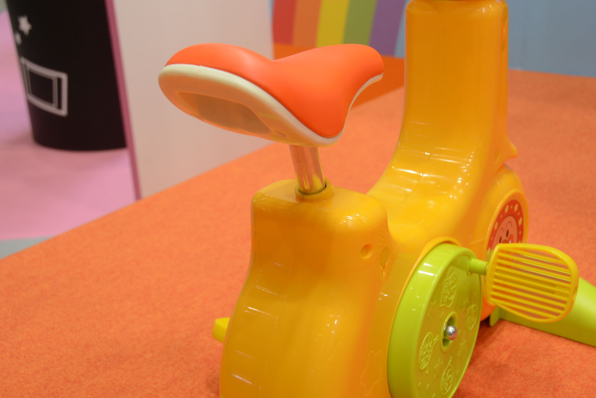 セガ フェイブとして乗用玩具は初めてのチャレンジとなるという。テレビに繋がなくても遊べる機能が盛り込まれていたり、玩具としてのプレイバリューもしっかり考えられている