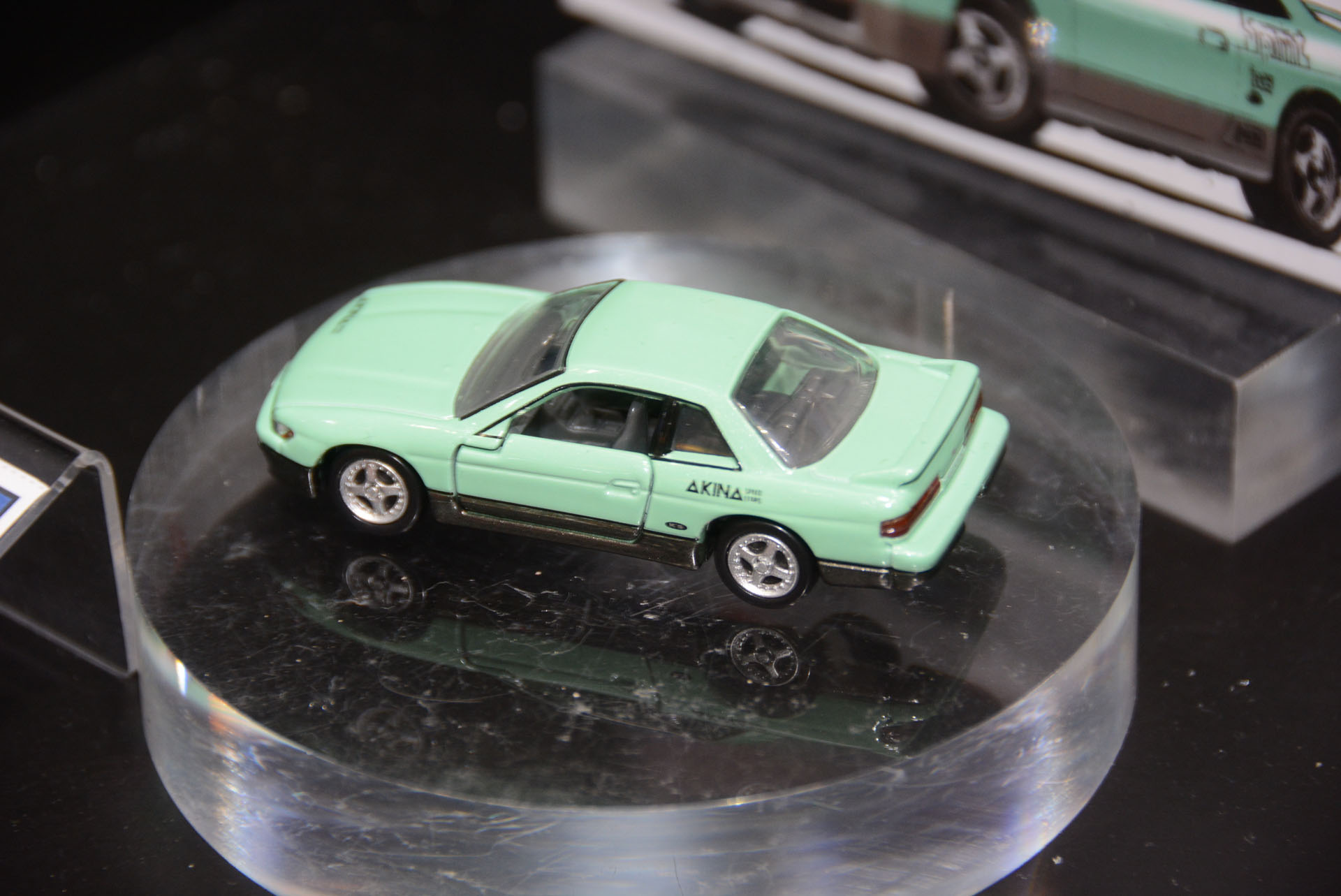 まさかこのクルマが商品化されるとは、と驚かされる池谷のシルビア。チームステッカーやマフラー、内装もきちんと再現している。12月6日発売予定で、1,430円