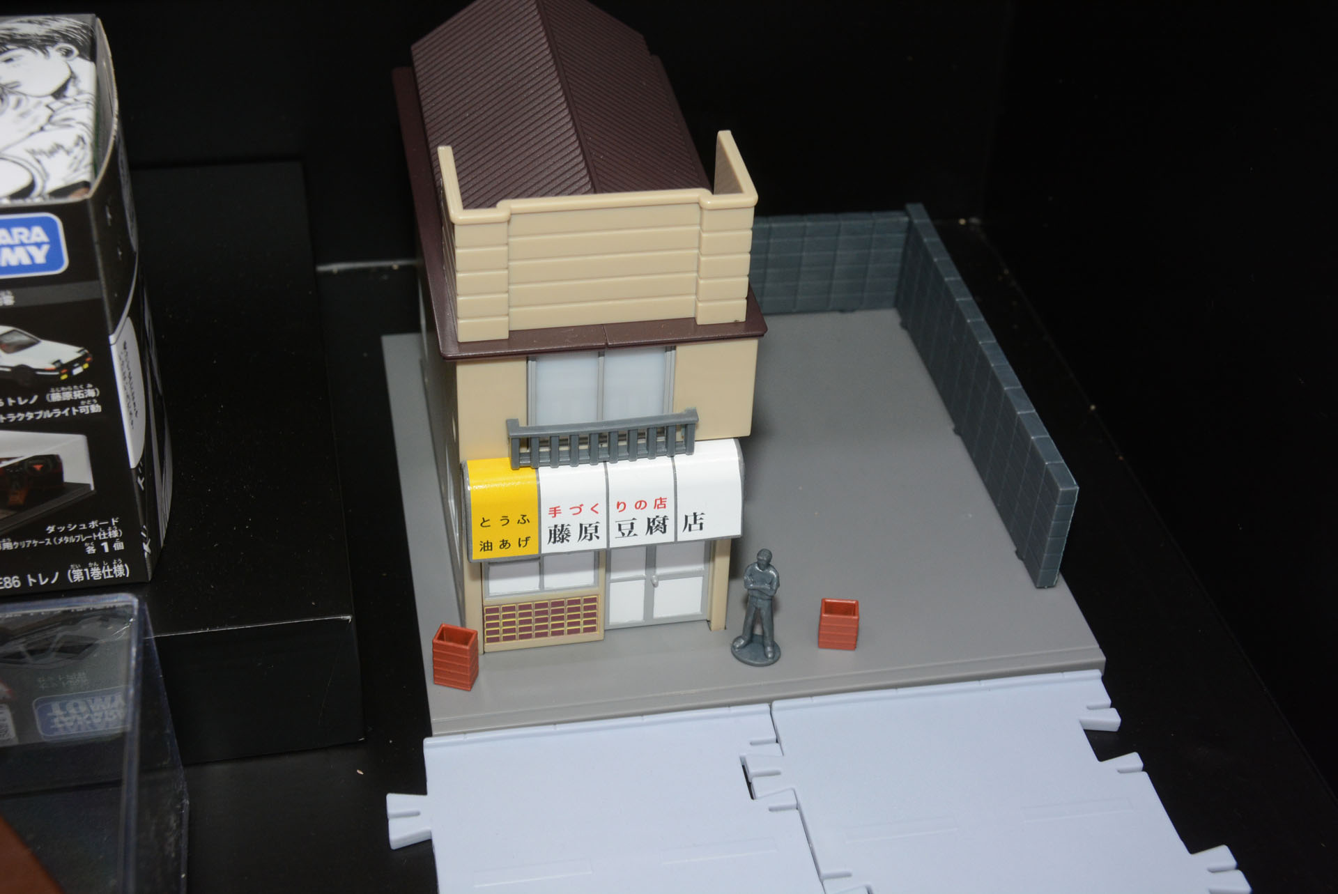 豆腐店の全景を再現した商品。12月6日発売予定で、5,280円