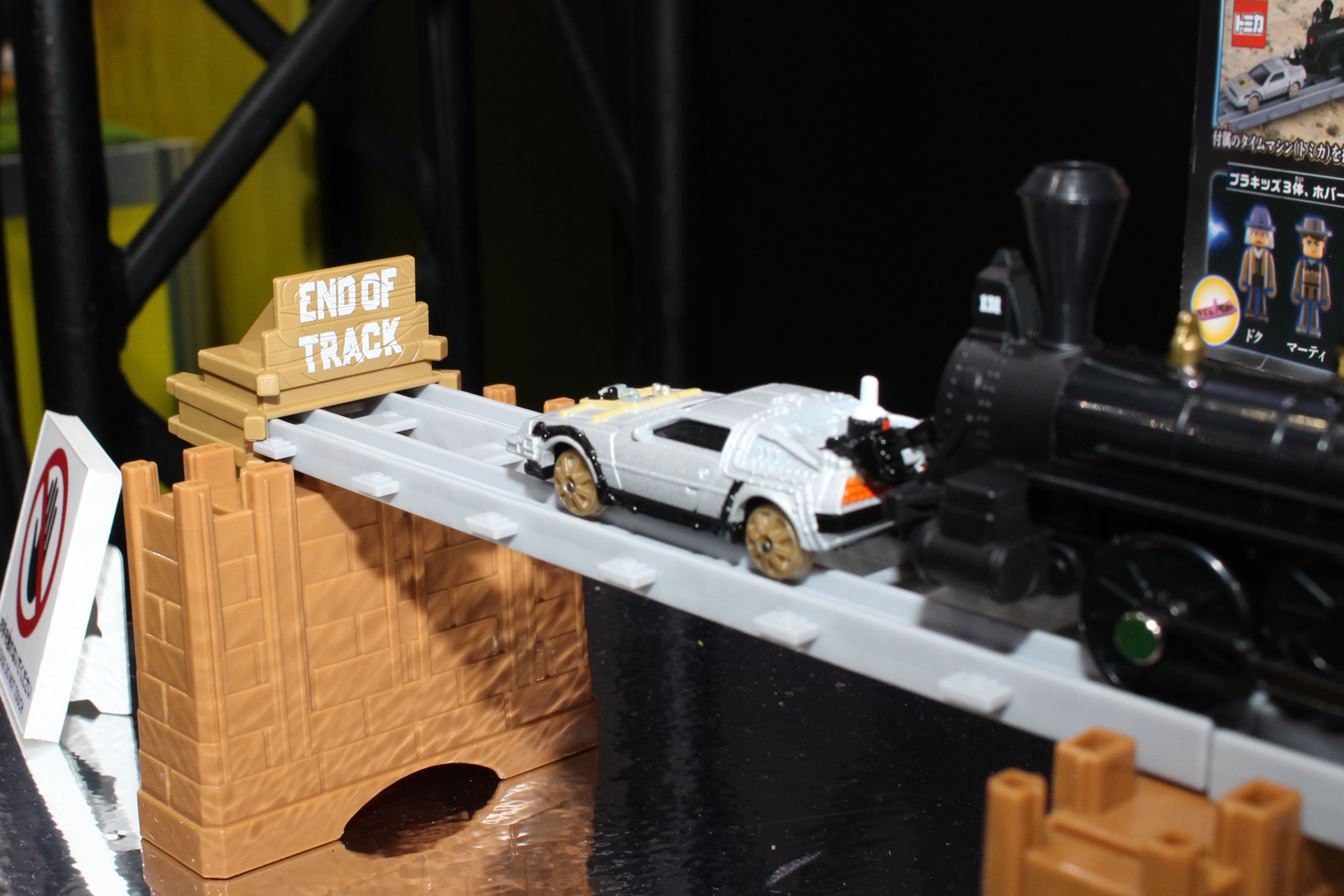 車止めには「END OF TRACK」の文字をプリント