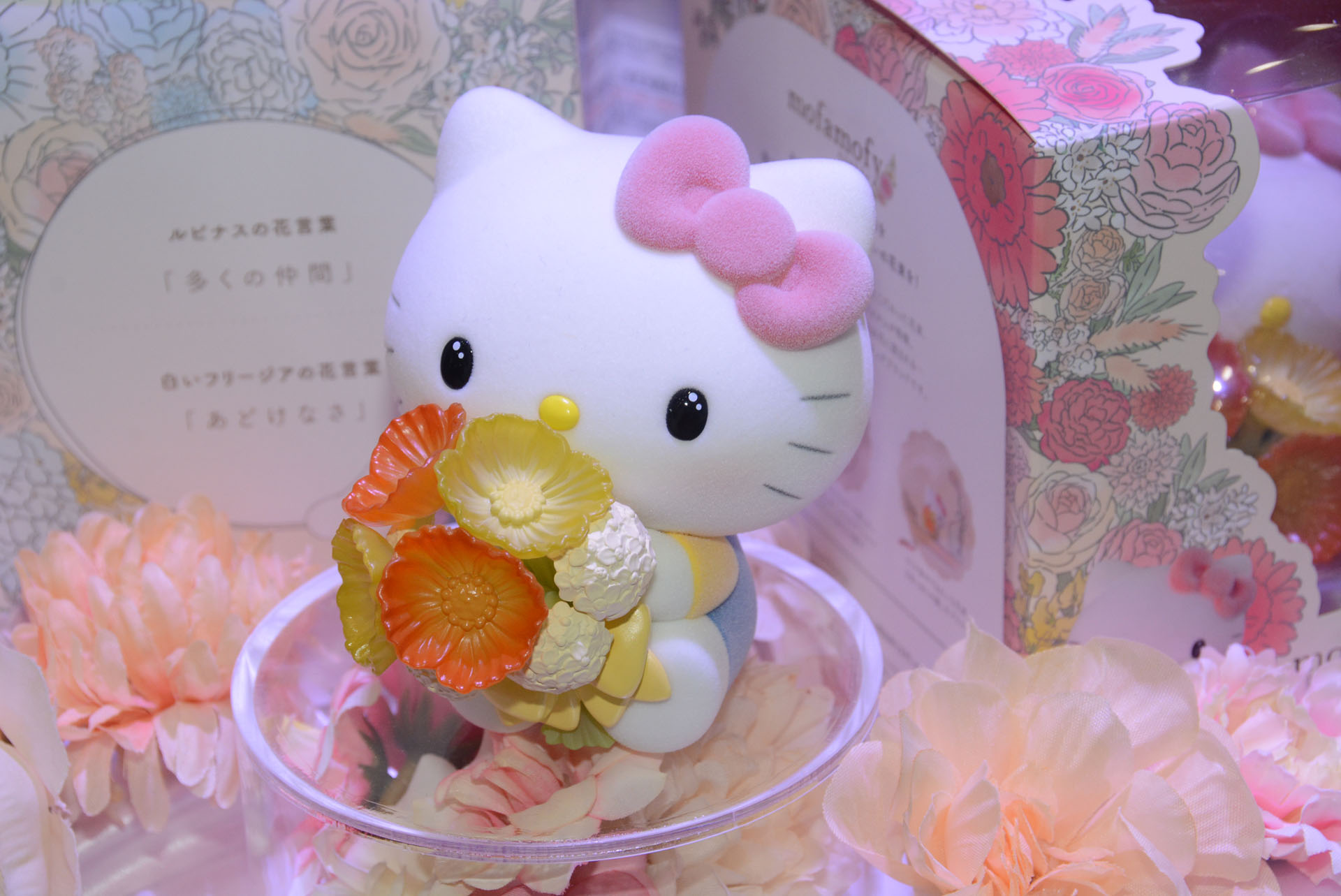 「mofamofy ハローキティ」、3商品とも9月20日発売予定で、価格は各4,400円