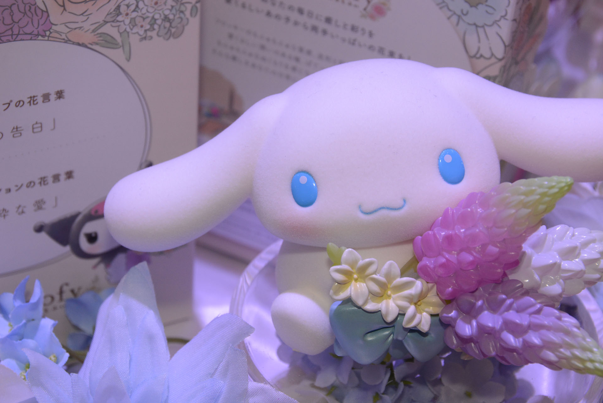 目はつやのある樹脂素材で表現