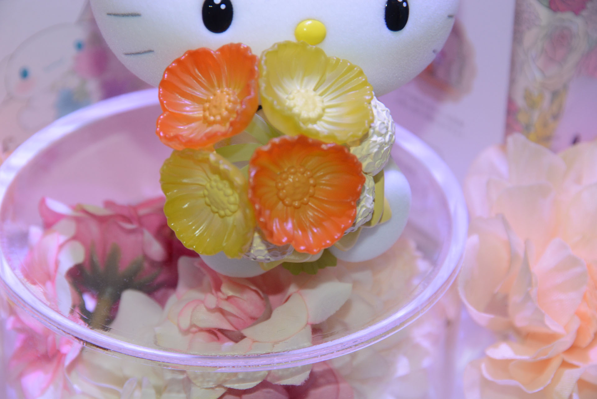 手に持つ花はクリア樹脂を効果的に使い、ディテールを追求することでフィギュアとの質感の違いを強調