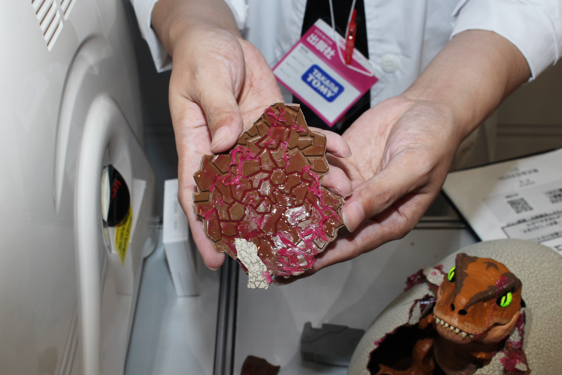 卵の殻の内側は粘着質な素材で作られていて、触るとベタベタしている。繊維状の膜は生まれるときのT-レックスに絡みついていることも