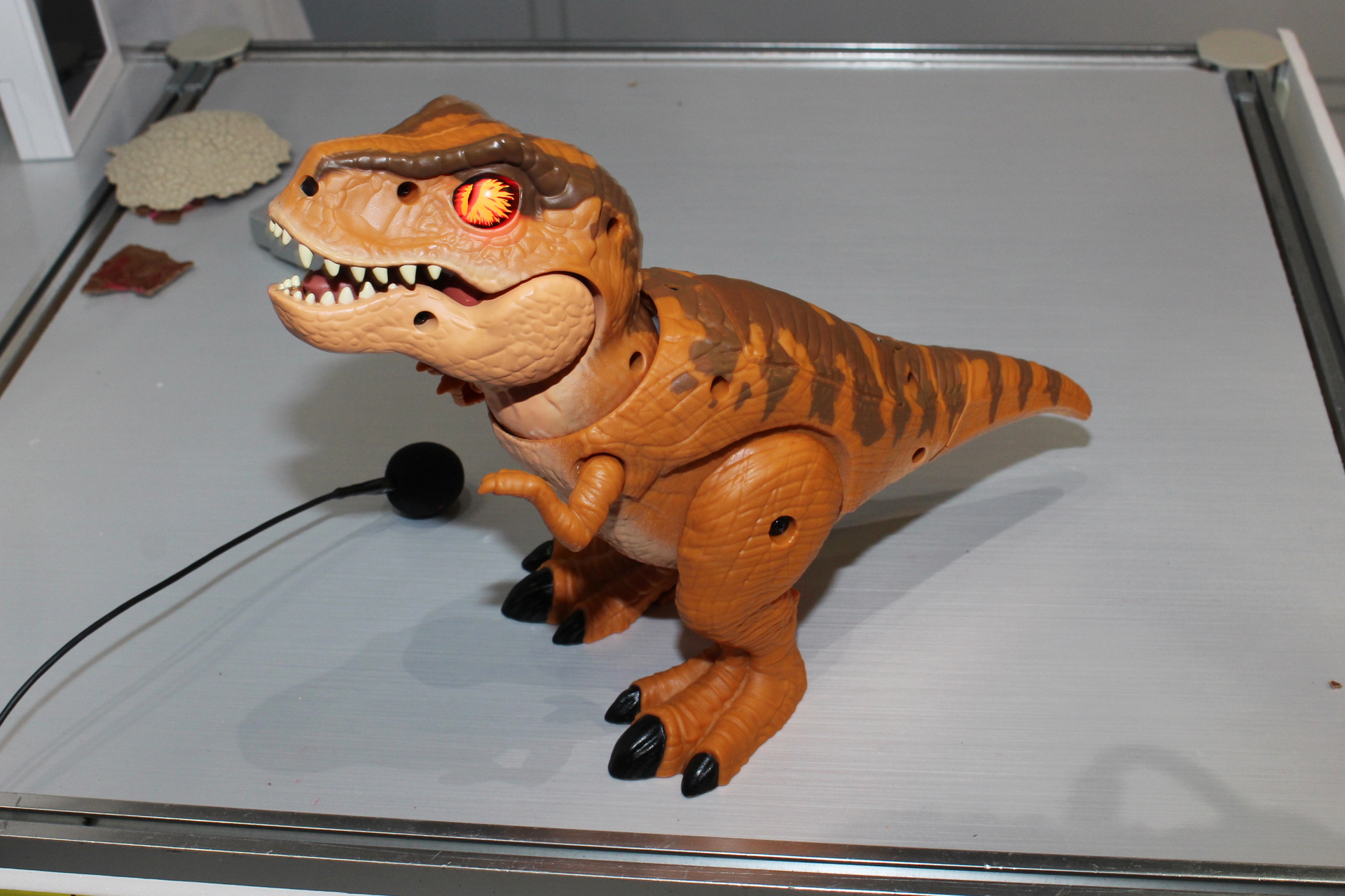 生まれたT-レックスはペットロボットとしてコミュニケーションが可能だ