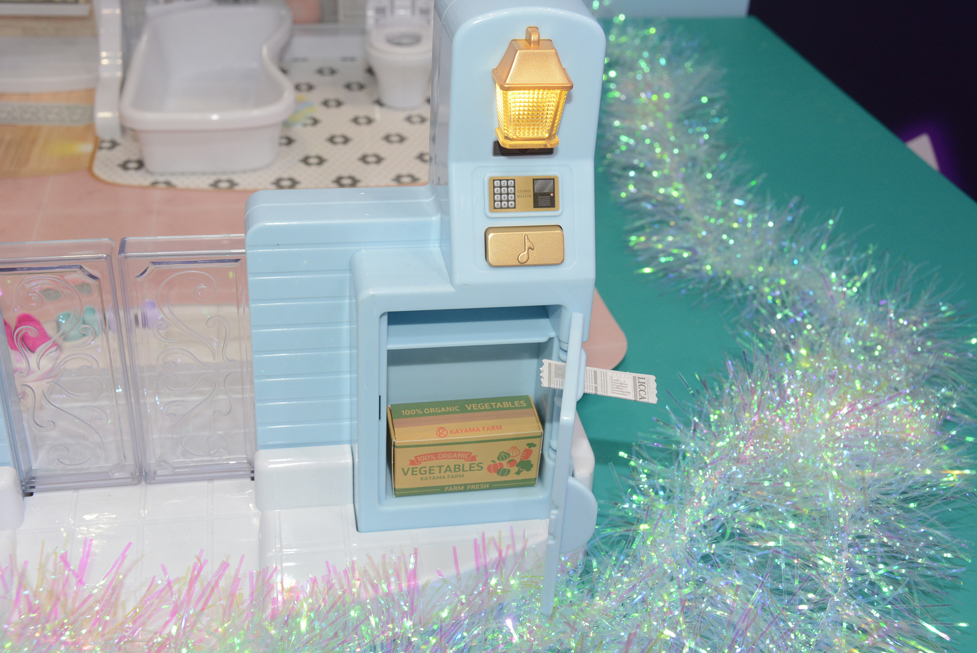 ライトの下は宅配ボックス。現代的な要素を積極的に取り入れている