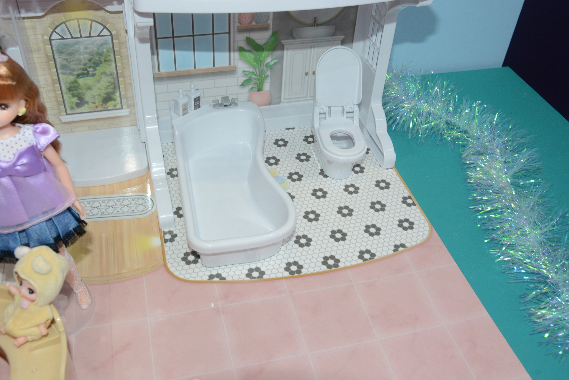 大きなバスタブにトイレ、観葉植物