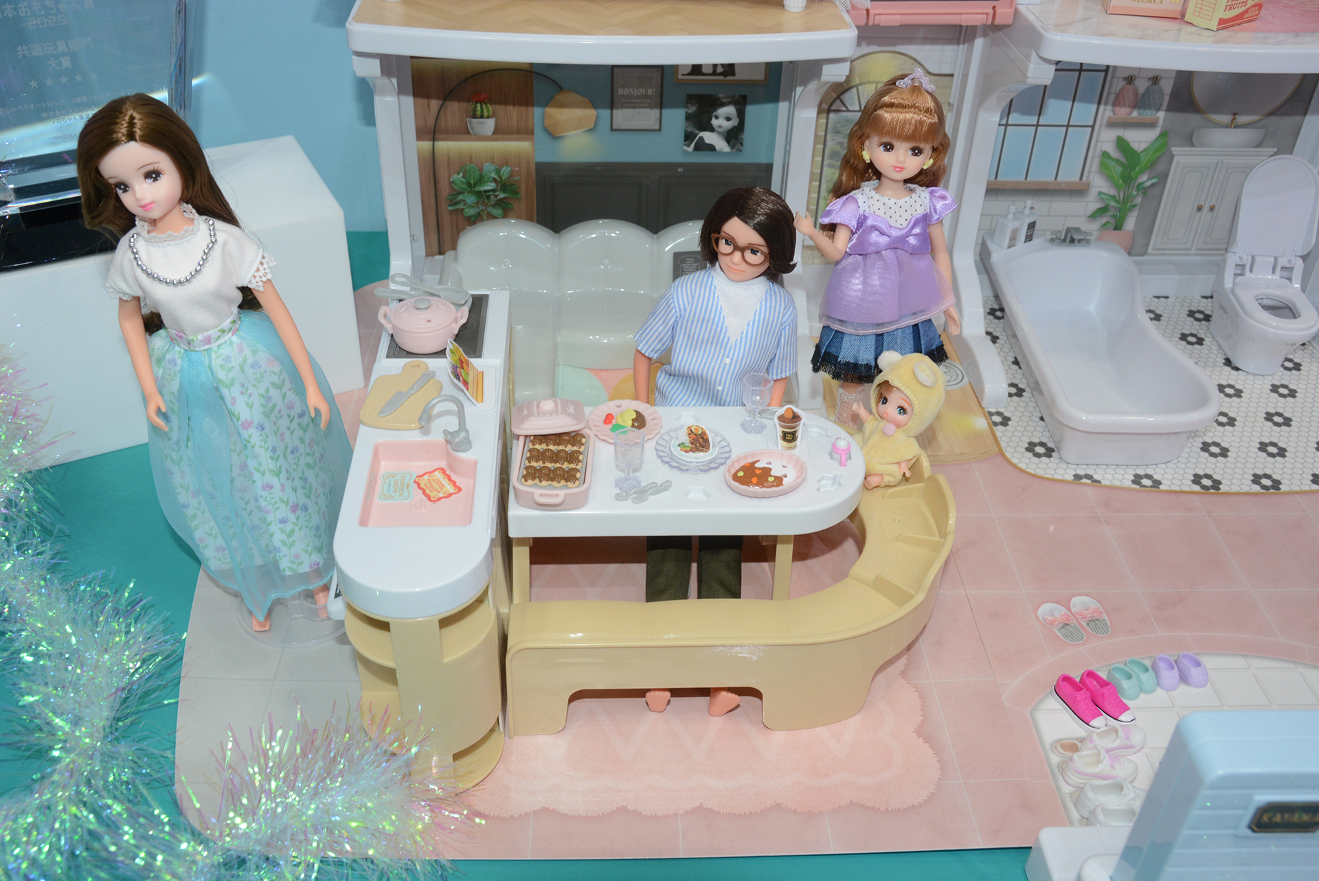 キッチンからテーブルに料理を運べる。テーブルには凹ジョイントがあり、食器や料理をしっかり配置できる