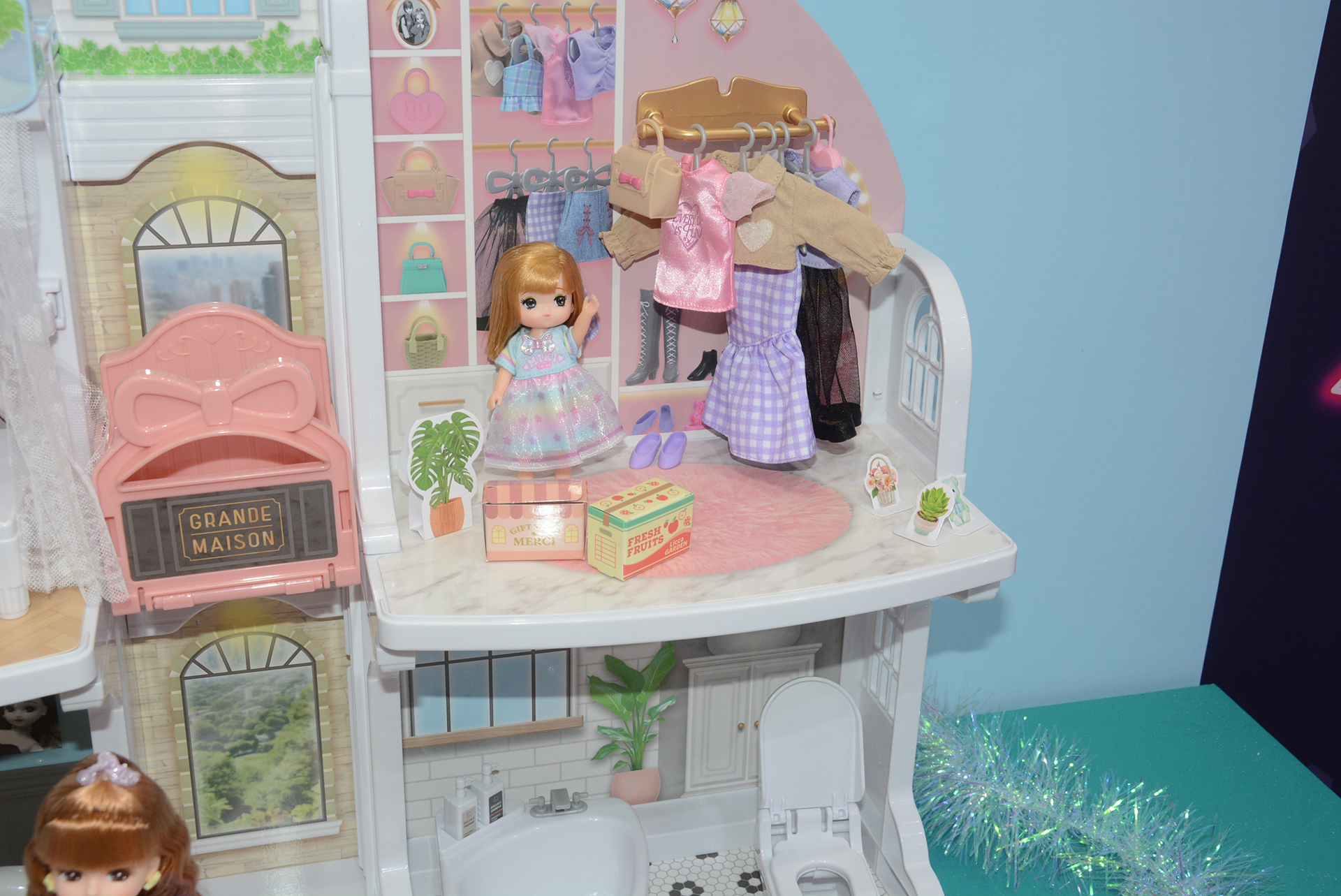 2階の衣装部屋。ファッションデザイナーのお母さんならではのこだわり。階の移動はエレベーターで行う