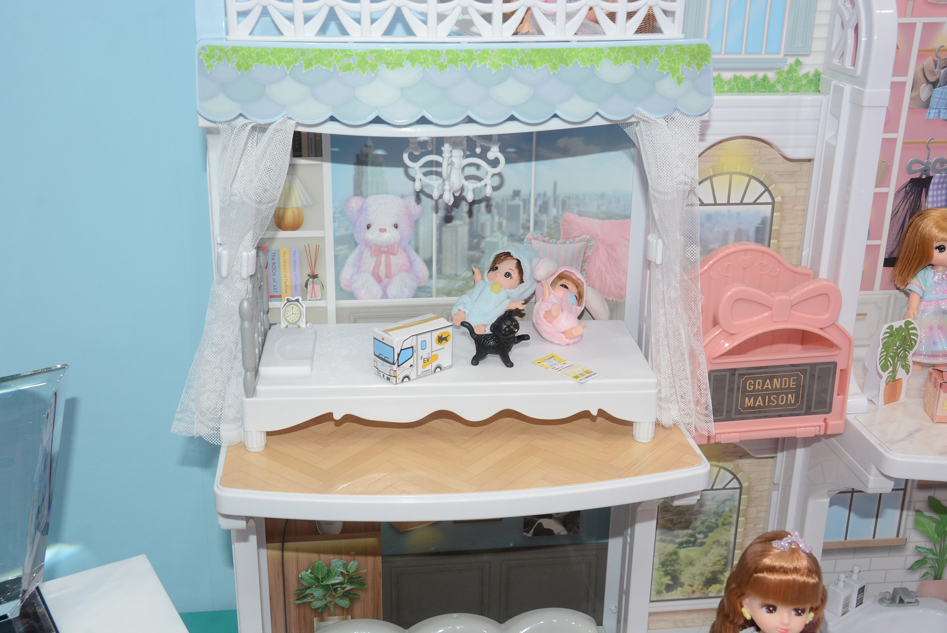 もう1つの部屋は子供部屋。窓の外が大都会なのもすごい。ベッドの上には初回限定のクロネコヤマトとのコラボアイテム