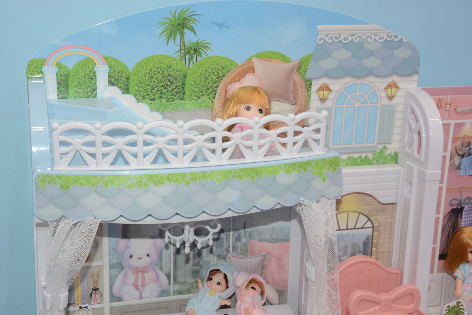 屋上はバルコニー。滑り台まである豪華な空間だ