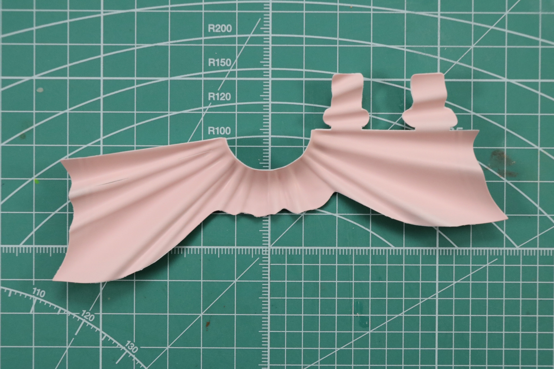 スカートのシートは内側に差し込んで円形に形成