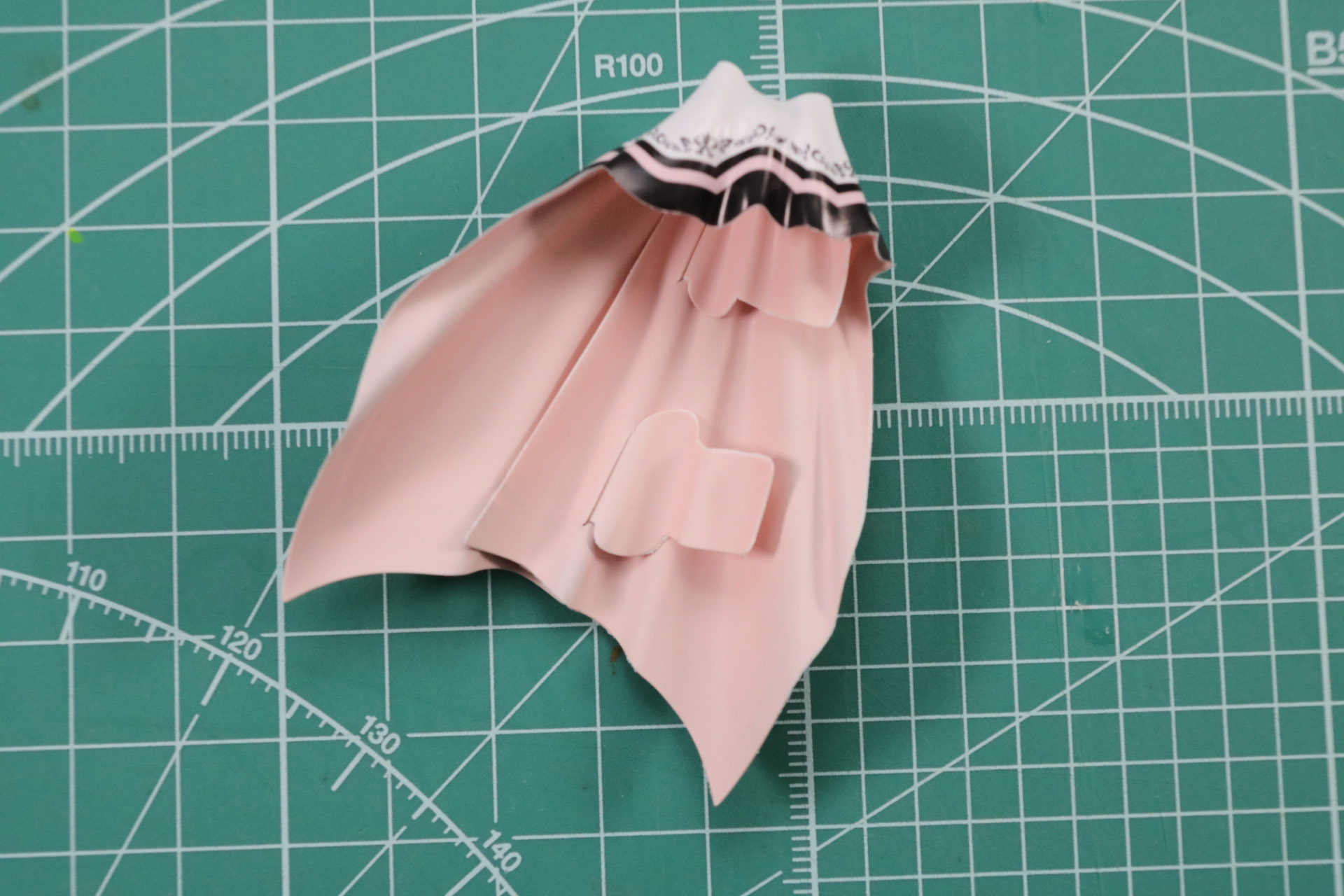 スカートのシートは内側に差し込んで円形に形成