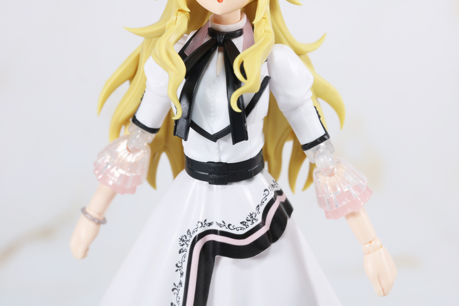 衣装のリボンやラインも成型色で色分け