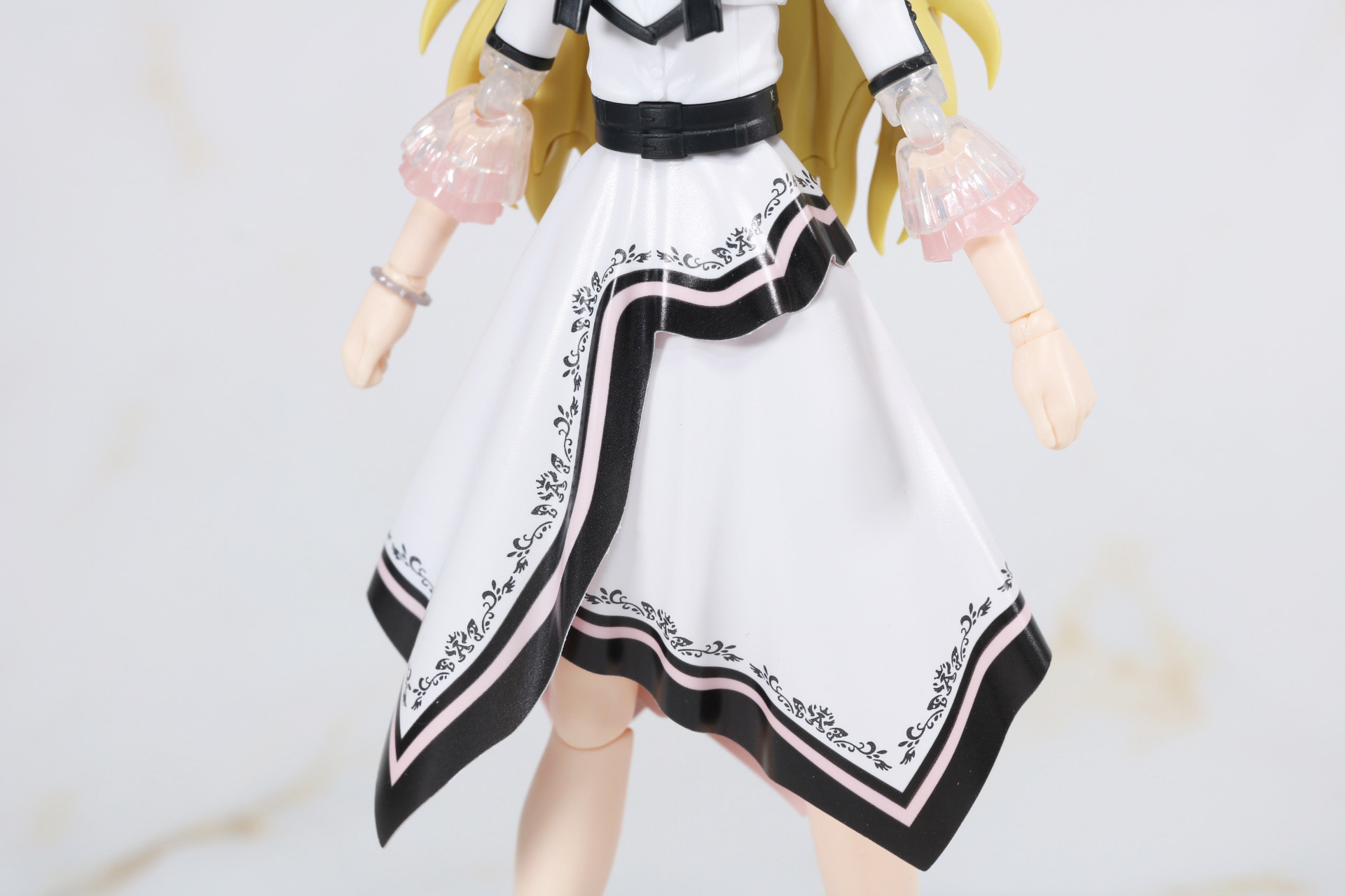 スカートはシート素材でひだや質感、刺繍デザインも再現