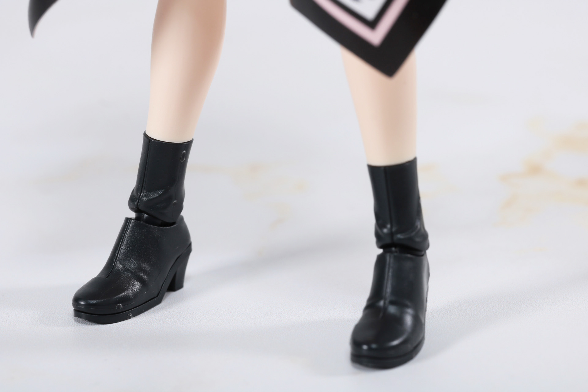 足元はショートブーツ
