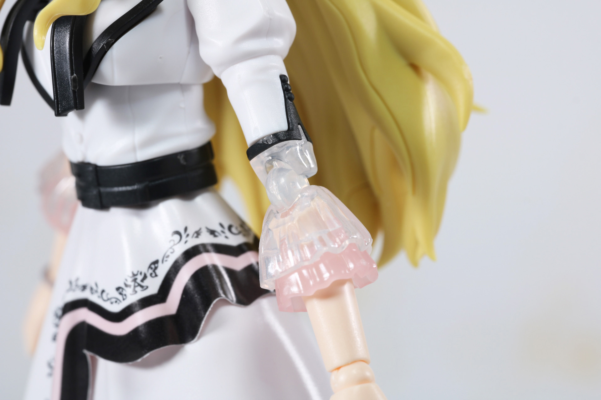 肘のフリルはクリアー成型色で透明感ある彩色でグラデーション表現となっている