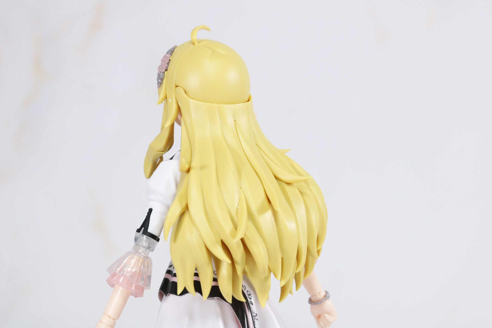 毛先が広がったロングヘアも細かいパーツ分けにより立体感ある造形