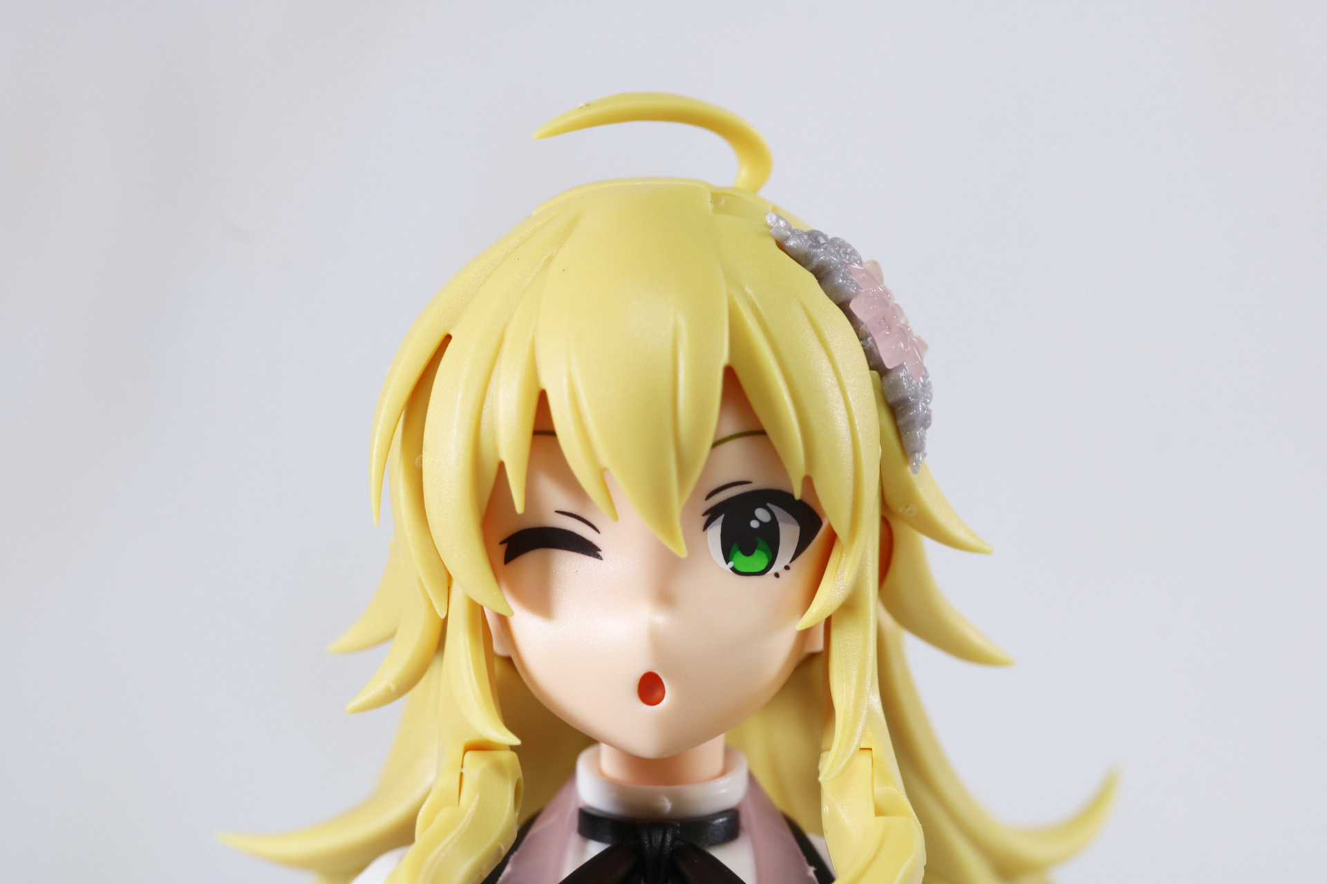 ファンサービスをするようなウィンク顔